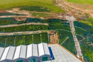 FOTO, VIDEO. Taluzul haldei ecologice de gunoi de la Galda de Jos o ia la vale înainte ca groapa să fie funcţională