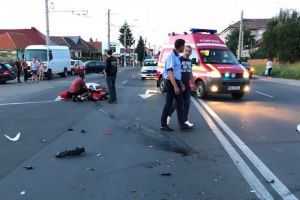 FOTO – Motociclist lovit de o maşină pe Șoseaua Sibiului în Mediaş