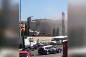 Sinucidere intr-o benzinarie! Un tanar a murit dupa ce si-a dat foc cu tot cu masina (video)