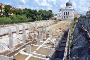 Parcare la apă! Primarul Ilie Bolojan recunoaşte eşecul lucrărilor la parcarea din strada Independenţei