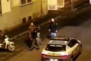 Un ROMÂN din Italia a fost BĂTUT în plină stradă de alţi TREI CONAȚIONALI care doreau să îi FURE BANII