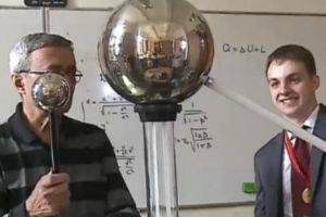 Un adolescent obişnuit, cu performanţe neobişnuite. Povestea tânărului fizician care a cucerit aurul în Asia