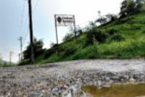 Consiliul Judeţean nu e în stare să astupe „drumurile oaselor” şi atunci scapă de ele!