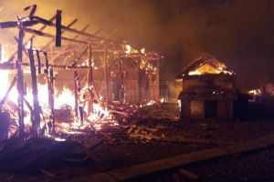 Gospodărie distrusă în timpul unui puternic incendiu la Zamostea