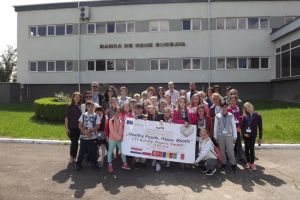 Elevi şi profesori de peste hotare promovează mişcarea şi alimentaţia echilibrată, la ...