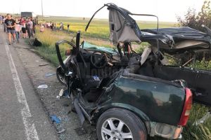 O tânără de 18 ani a murit şi prietenul ei e grav rănit, din graba unui şofer de autocar