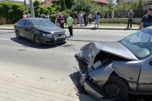 Patru persoane au fost rănite, după ce un şofer a scăpat maşina de sub control