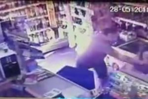 Vanzatoare, agresata de un client violent, nemultumit de preturile scumpe 