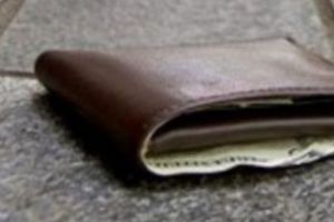 Omenia la loc de cinste: Găseşte un portmoneu cu o sumă de bani şi-l RESTITUIE