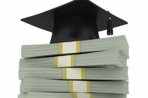 Studenţii şi elevii critică Guvernul pentru programul de credite cu dobândă zero: Va duce la creşterea taxelor de şcolarizare!