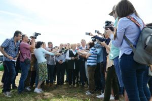 GALERIE FOTO: Primele irigaţii din Canalul Siret-Bărăgan. Viorica Dăncilă şi Petre Daea, în vizită la canal