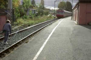 Un băiat de 13 ani din Miercura Ciuc, le-a spus colegilor că se aruncă în faţa trenului