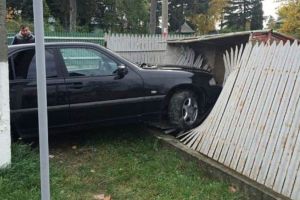 Scandal de proporţii în comuna Zetea! Fără permis şi turmentat de alcool, a furat o maşină şi a tamponat cu ea un gard