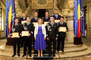 Trei politisti, un pompier si un politist de frontiera care au refuzat sa se lase mituiti, recompensati cu placheta de onoare a DGA (galerie foto)