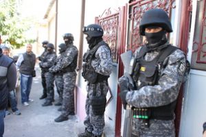 Zeci de suspecţi de proxenetism audiaţi la Piteşti