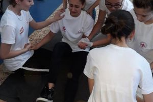 FOTO: Echipajele Colegiului Tehnic ”I.D.Lăzărescu” şi Școlii Gimnaziale ”Singidava” din Cugir – câştigătoare la faza zonală a concursului ”Sanitarii pricepuţi’’