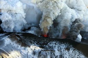 E PRĂPĂD! Autostrada a fost ÎNCHISĂ din cauza SCURGERILOR DE LAVĂ! Locuitorii sunt rugaţi să părăsească IMEDIAT zona