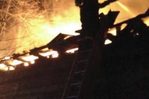 Case mistuite de flăcări