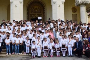 Peste o mie de copii din aşezămintele sociale ale Arhiepiscopiei Ortodoxe de Alba Iulia vor dansa Hora Străjerilor Unirii, în 1 iunie