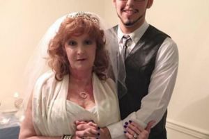 S-au cunoscut la înmormântarea fiului ei. A fost dragoste la prima vedere şi s-au căsătorit. Ea are 72 de ani, el –19