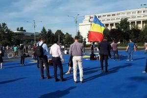 Protest in Piata Victoriei din Bucuresti. Manifestantii sunt nemultumiti de decizia Curtii Constitutionale in cazul sefei DNA