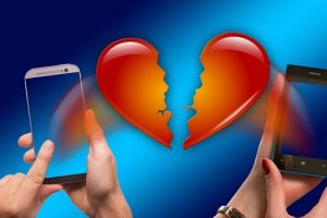 Manifestarile de gelozie si telefoanele insistente ar putea deveni acte de violenta domestica