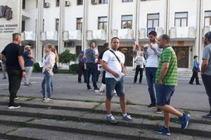 #Nu cedam! Aparam democratia! Protest in fata Prefecturii Constanta dupa decizia Curtii Constitutionale