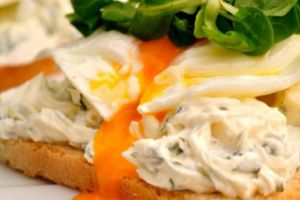 Canapele cu ochiuri româneşti şi cremă de brânză