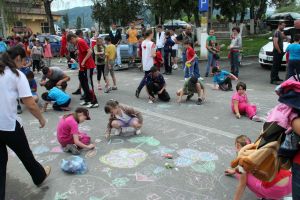 „Clovnii veseli”, spectacole, jocuri şi multă veselie îi aşteaptă pe copii de ziua lor