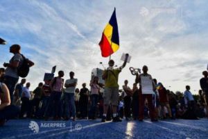 Piaţa VICTORIEI este BLOCATĂ de PROTESTATARI