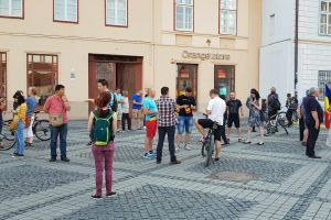 VIDEO FOTO Protest de susţinere pentru Kovesi la Sibiu. Se măreşăluieşte prin oraş