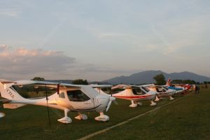 Peste 30 de avioane ultrauşoare din Franţa au aterizat pe Aerodromul Bistriţa (FOTO)