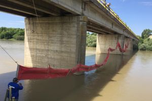 A.B.A Jiu a continuat acţiunile de stopare a peliculei de ţiţei sărată Brădeşti – Gherceşti