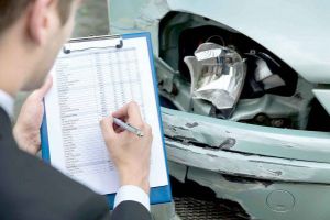 Zeci de băcăuani au reclamat abuzurile firmelor de asigurare