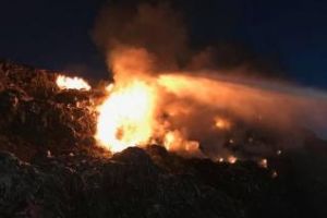 Arde rampa de gunoi administrată de Tişe şi Boc - FOTO