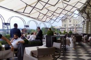 Ţara fierbe iar Liviu Dragnea se răcoreşte pe o terasă...în Elveţia