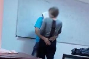 Incident şocant la un liceu din România! Un profesor a fost filmat în timp ce se săruta cu o elevă de 15 ani în sala de clasă VIDEO 