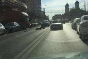 Pieton lovit pe strada Bucureşti. Traversa neregulamentar FOTO
