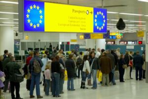 România de afară: Unul din 5 români lucrează în străinătate, arată Eurostat