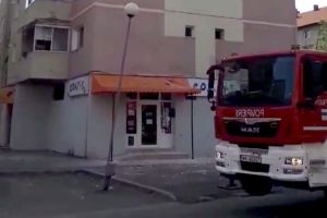 VIDEO. Intervenţie a pompierilor la etajul 8! Cade tencuiala de pe un bloc