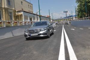 Prima zi dupa inaugurarea de la Popa Sapca: lucrari in mijlocul sensului giratoriu de la mall