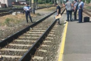 ACCIDENT GROAZNIC. Trenul i-a TĂIAT PICIOARELE în gară