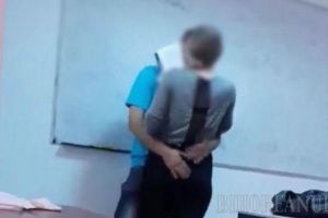 Revoltător: Profesor filmat în timp ce săruta pasional o elevă, în faţa clasei (VIDEO)