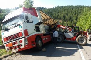 TIR-ul încarcat cu acid sulfuric care a fost în pericol de a se răsturna între Topliţa şi Borsec, a fost repus pe roţi