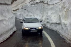 Zăpadă de şase metri pe Transfăgărăşan. Circulaţia rămâne închisă şi în luna iunie