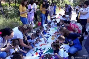 Galaţiul se pregăteşte de Cartea Recordurilor. Pânză de un kilometru desenată de peste 2.000 de copii