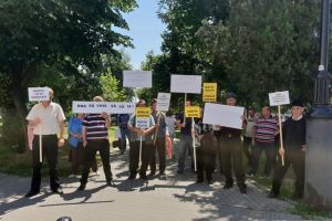 FOTO, VIDEO. Localnici din comuna Horea, protest în faţa Prefecturii Alba, nemulţumiţi că au rămas fără terenuri după noua cadastrare: ”DNA, să vină să vă ia”