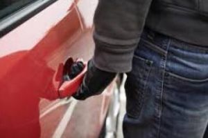 Spărgători de maşini, reţinuţi de poliţiştii clujeni. Au furat un portofel plin cu bani