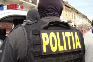 Noi percheziţii în Harghita şi Bacău: opere de artă, arme, computure, bani şi multiple înscrisuri ridicate de poliţiştii harghiteni