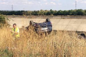 Bărbat rănit după ce s-a răsturnat cu maşina pe DN2D